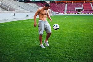 Mit diesem heißen Schnappschuss begrüßt Poldi Rihanna in Köln