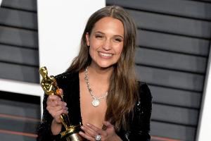 Penélope Cruz und Alicia Vikander zieren den Pirelli-Kalender 2017