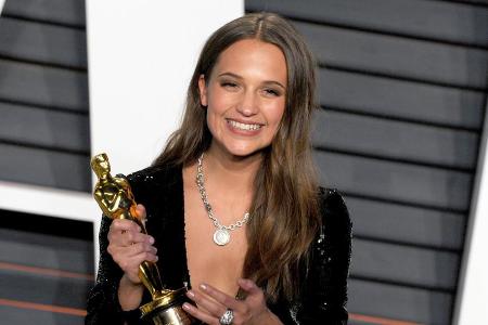 Erst der Oscar, dann die erotischen Fotos: Alicia Vikander ist im Pirelli-Kalender 2017 dabei Erst der Oscar, dann die erotischen Fotos: Alicia Vikander ist im Pirelli-Kalender 2017 dabei