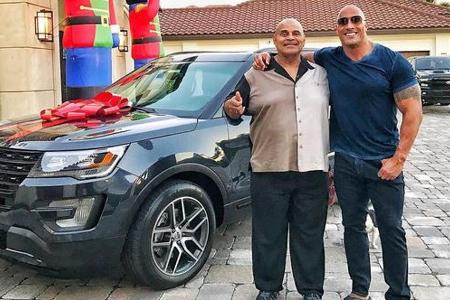 Dwayne Johnson überraschte seinen Vater mit einem Auto Dwayne Johnson überraschte seinen Vater mit einem Auto