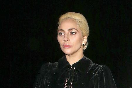 Lady Gaga Anfang Dezember bei einem Spaziergang durch London Lady Gaga Anfang Dezember bei einem Spaziergang durch London
