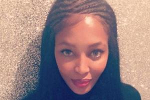 Naomi Campbell überrascht mit Rastazöpfen