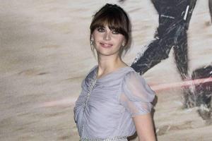 Felicity Jones: Zauberhaft zart im grauen Chiffon-Kleid