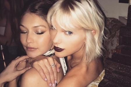 Mit diesem Foto gratulierte Gigi Hadid ihrer Freundin Taylor Swift zum 27. Geburtstag Mit diesem Foto gratulierte Gigi Hadid ihrer Freundin Taylor Swift zum 27. Geburtstag