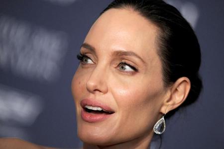 Angelina Jolie will angeblich wegen eines Umzugs nach London das alleinige Sorgerecht für die gemeinsamen Kinder mit Brad Pitt Angelina Jolie will angeblich wegen eines Umzugs nach London das alleinige Sorgerecht für die gemeinsamen Kinder mit Brad Pitt