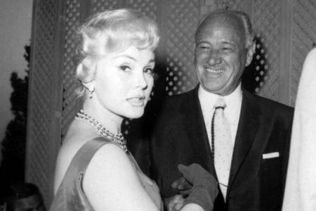 Schauspielerin Zsa Zsa Gabor mit dem Hilton-Hotel-Gründer Conrad Nicholson Hilton