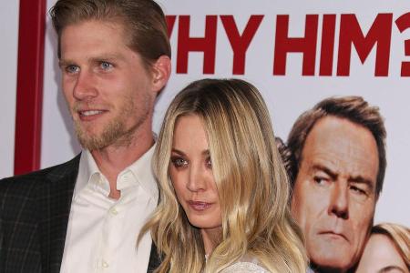 Kaley Cuoco und Karl Cook bei der Premiere von Kaley Cuoco und Karl Cook bei der Premiere von