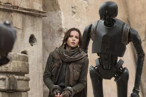 Jyn Erso (Felicity Jones) und der Droide K-2SO (Alan Tudyk) in "Rogue One: A Star Wars Story"