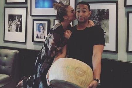 Wenn Raclette nicht zum Figur-Killer werden soll, sollte man es mit dem Käse nicht übertreiben. Chrissy Teigen und John Lege... Wenn Raclette nicht zum Figur-Killer werden soll, sollte man es mit dem Käse nicht übertreiben. Chrissy Teigen und John Lege...