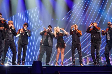 Helene Fischer und Naturally 7 stehen im Halbkreis und singen gemeinsam Helene Fischer und Naturally 7 stehen im Halbkreis und singen gemeinsam
