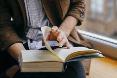 Bücher weiter zu verschenken, ist eine gute Alternative zu neu gekauften Geschenken