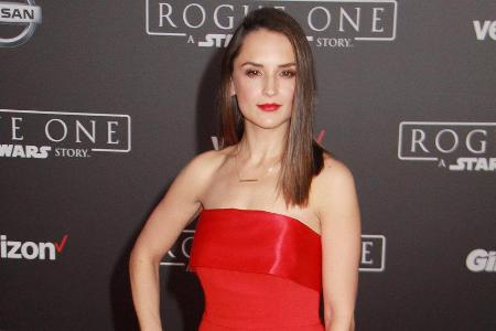 Rachael Leigh Cook im roten Outfit auf dem Red Carpet Rachael Leigh Cook im roten Outfit auf dem Red Carpet
