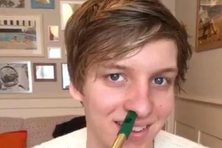 George Ezra beweist Humor und spielt Flöte mit der Nase George Ezra beweist Humor und spielt Flöte mit der Nase