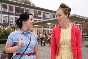 "Aufbruch": Eine wichtige Person in Hillas Leben (Anna Fischer, l.) ist ihre Mitschülerin Monika Blumental (Saskia Rosendahl)