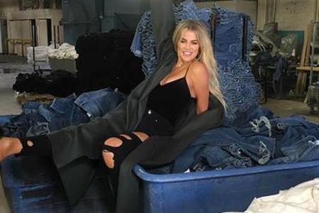 Khloé Kardashian zu Besuch in ihrer Jeans-Fabrik in L.A. Khloé Kardashian zu Besuch in ihrer Jeans-Fabrik in L.A.