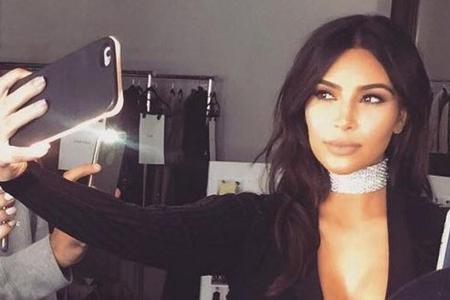 Sie gilt als die Königin der Selfies, hat sogar ein ganzes Buch mit Schnappschüssen von sich selbst veröffentlicht: Kim Kard... Sie gilt als die Königin der Selfies, hat sogar ein ganzes Buch mit Schnappschüssen von sich selbst veröffentlicht: Kim Kard...