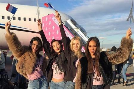 So sieht Vorfreude aus! Kendall Jenner posiert mit Bella Hadid, Lily Donaldson und Joan Smalls vor dem Abflug nach Paris, wo... So sieht Vorfreude aus! Kendall Jenner posiert mit Bella Hadid, Lily Donaldson und Joan Smalls vor dem Abflug nach Paris, wo...