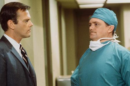 Bernard Fox (r.) und Dick Sargent (1930-1994) in einer Folge von Bernard Fox (r.) und Dick Sargent (1930-1994) in einer Folge von