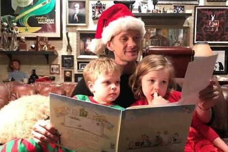 Neil Patrick Harris auf der Couch mit seinen beiden Kindern Neil Patrick Harris auf der Couch mit seinen beiden Kindern