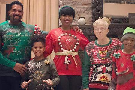 Jennifer Hudson und ihre Familie in den Ugly Christmas Sweatern Jennifer Hudson und ihre Familie in den Ugly Christmas Sweatern