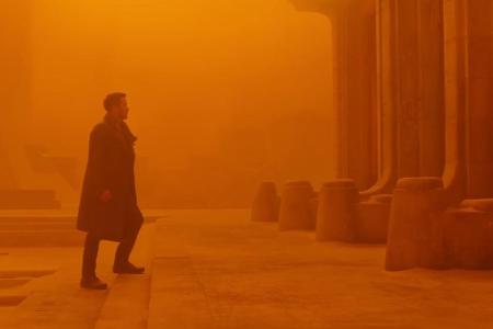 Ryan Gosling macht sich als Blade Runner K auf die Suche nach dem vermissten Rick Deckhard (Harrison Ford) Ryan Gosling macht sich als Blade Runner K auf die Suche nach dem vermissten Rick Deckhard (Harrison Ford)