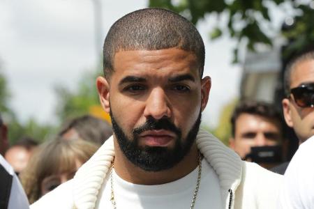 Drake ist momentan Single. Ein neues Objekt der Begierde hat er aber offenbar schon ins Auge gefasst Drake ist momentan Single. Ein neues Objekt der Begierde hat er aber offenbar schon ins Auge gefasst
