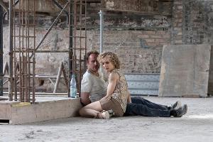 Robert Karow (Mark Waschke) und Christine (Ursina Lardi), die Witwe seines toten Partners, befinden sich in Geiselhaft