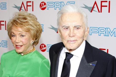 Kirk Douglas und seine langjährige Ehefrau Anne Buydens Kirk Douglas und seine langjährige Ehefrau Anne Buydens