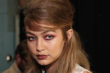 Nur schlecht fotografiert oder doch ernsthaft krank? Gigi Hadid vor drei Monaten bei einer Fashion-Show in New York Nur schlecht fotografiert oder doch ernsthaft krank? Gigi Hadid vor drei Monaten bei einer Fashion-Show in New York