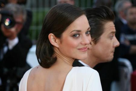 Marion Cotillard bei einer Filmpremiere im rückenfreien, weißen Kleid Marion Cotillard bei einer Filmpremiere im rückenfreien, weißen Kleid