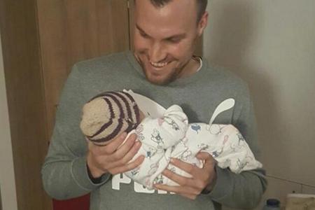 Kevin Großkreutz mit seinem ganzen Stolz: Tochter Leonie Kevin Großkreutz mit seinem ganzen Stolz: Tochter Leonie