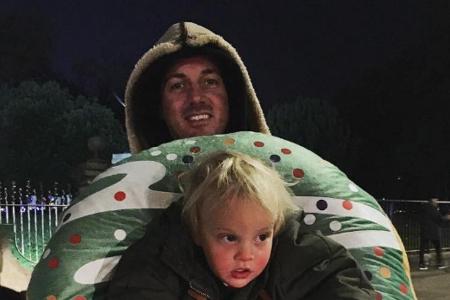 Das hat sich Liv Tylers Verlobter Dave Gardner selbst eingebrockt: Jetzt schleppt er den gewonnenen Donut und Sohnemann Sail... Das hat sich Liv Tylers Verlobter Dave Gardner selbst eingebrockt: Jetzt schleppt er den gewonnenen Donut und Sohnemann Sail...