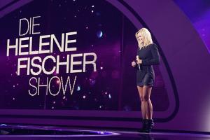 "Die Helene Fischer Show": Entertainerin Helene Fischer führt unter anderem im kleinen Schwarzen und mit goldenem Mikro durc...