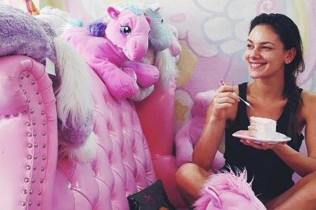 Janina Uhse im pinken Einhorn-Café in Bangkok Janina Uhse im pinken Einhorn-Café in Bangkok