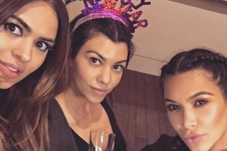 Kourntey (l.) und Kim Kardashian vertreiben sich die Zeit an Silvester mit Selfies, es geht aber auch anders Kourntey (l.) und Kim Kardashian vertreiben sich die Zeit an Silvester mit Selfies, es geht aber auch anders