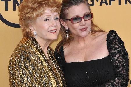 Debbie Reynolds und Carrie Fisher 2015 bei einer Veranstaltung in Los Angeles Debbie Reynolds und Carrie Fisher 2015 bei einer Veranstaltung in Los Angeles