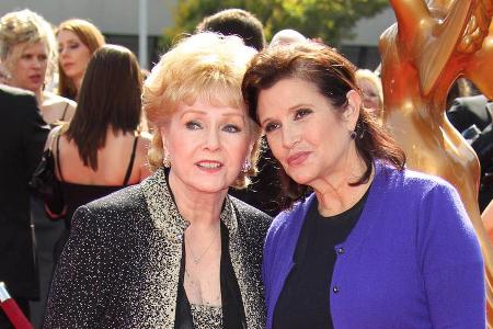 Meist ein Herz und eine Seele: Debbie Reynolds (li.) und Tochter Carrie Fisher 2011 bei einer Preisverleihung Meist ein Herz und eine Seele: Debbie Reynolds (li.) und Tochter Carrie Fisher 2011 bei einer Preisverleihung