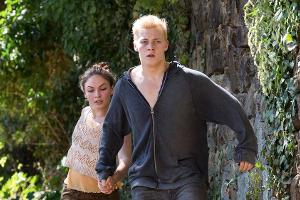 "Wolfsland: Ewig Dein": Jenni (Emma Drogunova) und Marek "Marke" Palme (Julius Nitschkoff) hinterlassen auf ihrer chaotische...