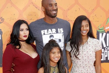 Kobe Bryant mit seiner Frau Vanessa und seinen Töchtern Gianna (m.) und Natalia (r.) Kobe Bryant mit seiner Frau Vanessa und seinen Töchtern Gianna (m.) und Natalia (r.)