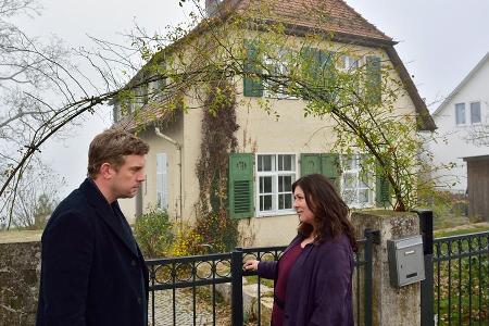 Kai Perlmann (Sebastian Bezzel) und Klara Blum (Eva Mattes) vor dem Haus der Kommissarin Kai Perlmann (Sebastian Bezzel) und Klara Blum (Eva Mattes) vor dem Haus der Kommissarin
