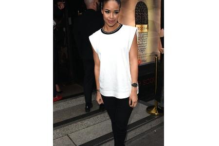 Moderatorin Sarah Jane Crawford zeigt, wie elegant eine schwarze Jeans aussehen kann