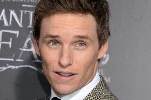 Eddie Redmayne erhält Ehrentitel von der Queen