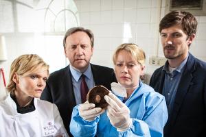 "Inspector Barnaby: Der Trüffelschwein-Mörder": Dr. Kate Wilding (Tamzin Malleson, 2.v.r.) zeigt Barnaby Giftiges in der Küche