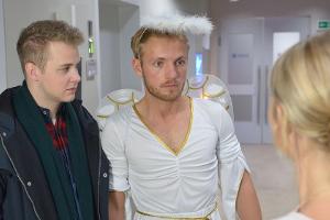 "GZSZ": Jonas sieht schuldbewusst mit an, wie Paul im peinlichen Engelskostüm vor seiner Ex steht