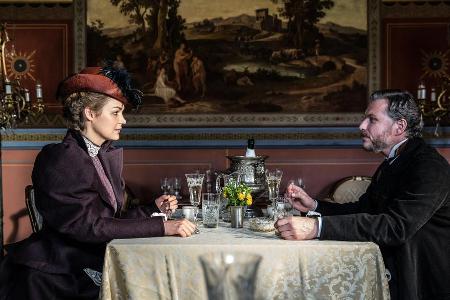 Friedhelm Strobel (Dirk Bochardt) führt seine Angestellte Johanna Steinmann in ein elegantes Restaurant zum Essen aus