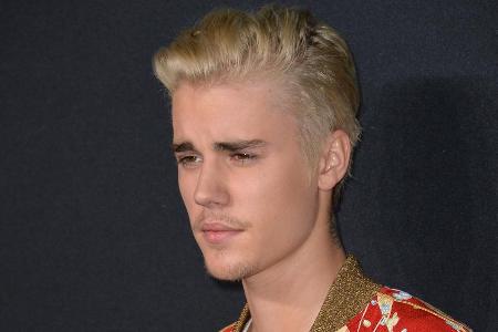 Justin Bieber fällt immer wieder durch seine verrückten Outfits auf - nicht immer positiv Justin Bieber fällt immer wieder durch seine verrückten Outfits auf - nicht immer positiv