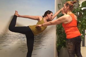 Beim Hot Yoga ist es wichtig, beim Ausführen der Übungen auf die Anweisungen des Lehrers zu achten