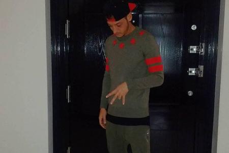 Mesut Özil (27) weiß, wie man richtig kombiniert und präsentiert hier ein perfekt abgestimmtes Outfit mit roten Farbtupfern....