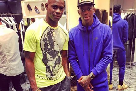 Mario Balotelli (25) ist bekannt für seine ausgefallenen Outfits. Hier an der Seite von NBA-Star Dennis Schröder mit Rock. O...