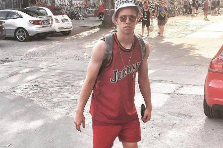 Mitchell Weiser (22) von Hertha BSC Berlin in Rot. Mit Fischermütze.